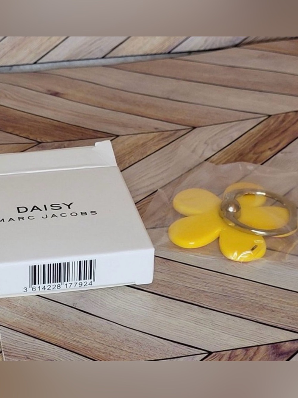 Marc Jacobs Daisy Yellow Flower Phone Ring- GWP